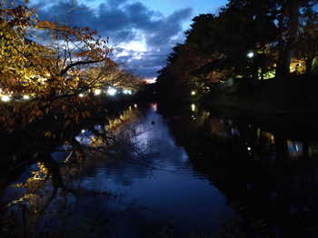 弘前公園　弘前城菊と紅葉まつり　紅葉ライトアップ　外濠